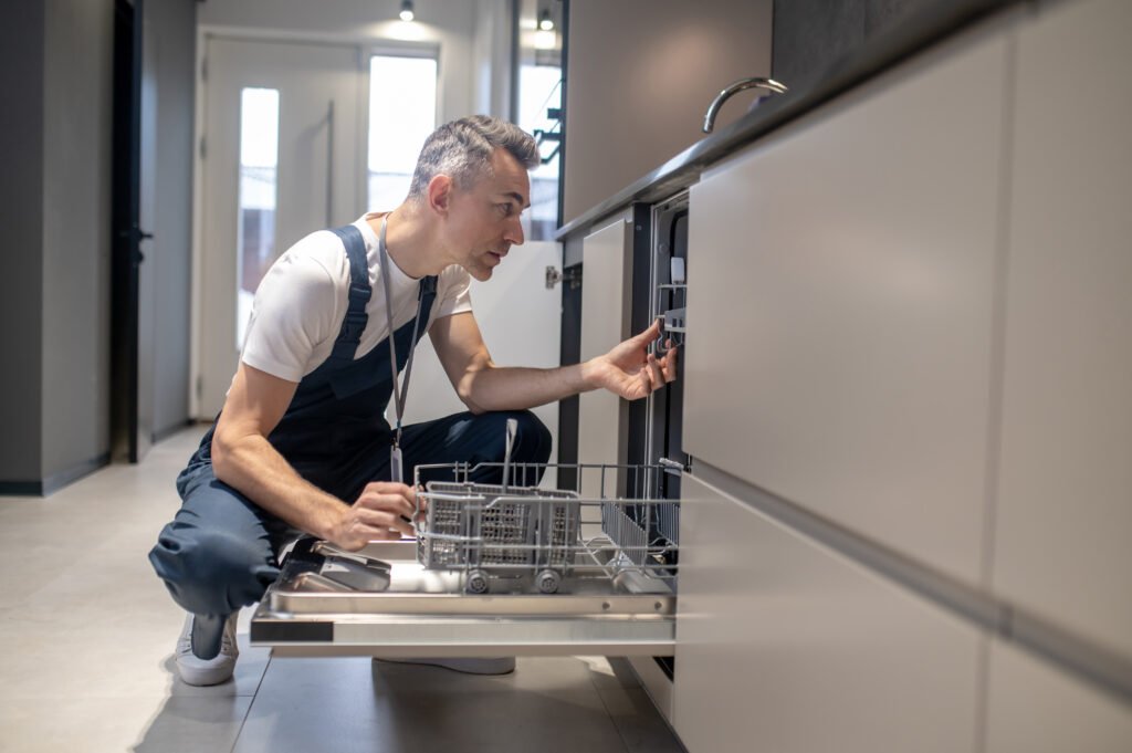 Instalación de lavavajillas nuevo en cocina moderna